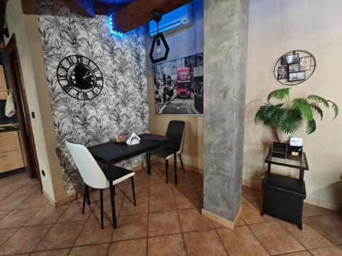 a dining room with a black table and chairs at Stea monolocale loft in villa in Sommariva del Bosco
