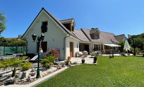 a house with a yard with green grass at L'Horizon de la Côte d'Opale in Hesdin-lʼAbbé