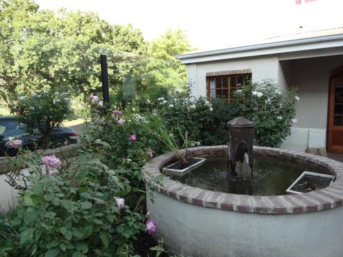 Jardín al aire libre en By The Way Guesthouse