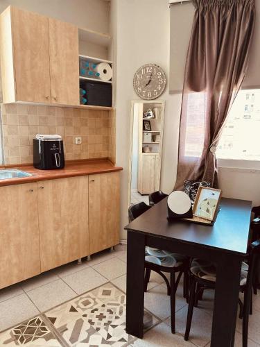 セレスにあるAlpha apartment 21のキッチン(ノートパソコン付きのテーブル付)