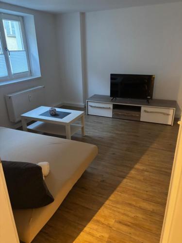 a living room with a couch and a tv at 2 Zimmer Ferienwohnung zu vermieten in Memmingen