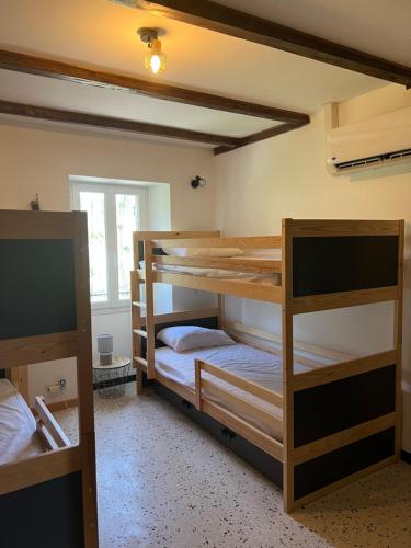 Ce dortoir comprend 2 lits superposés et une télévision. dans l'établissement MAS CLEMENTINE GÎTES Appartements, à Chambonas