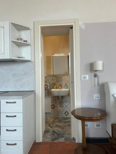 a small bathroom with a sink and a mirror at Albergo Palazzo Costa in Beverino