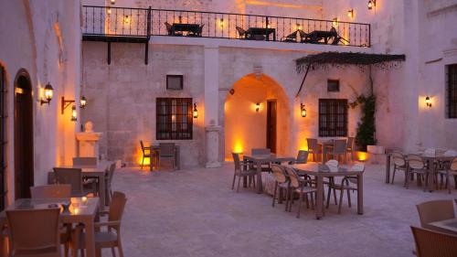 un ristorante con tavoli e sedie e un balcone di Efruzhan Hotel a Şanlıurfa