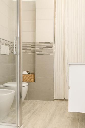 un baño con inodoro y ducha en Le Stanze di Barbara, en Florencia