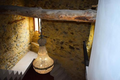 vue entrouverte d'une pièce dans un bâtiment en pierre avec dans l'établissement Villa de charme en pierre, à San-Martino-di-Lota