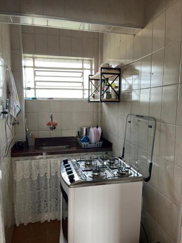 a kitchen with a stove top in a kitchen at Apartamento São Vicente in São Vicente