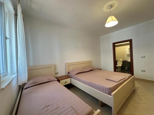 Fotografie z fotogalerie ubytování Coastal Comfort - Spacious 1-Bedroom Stay v destinaci Lezhë