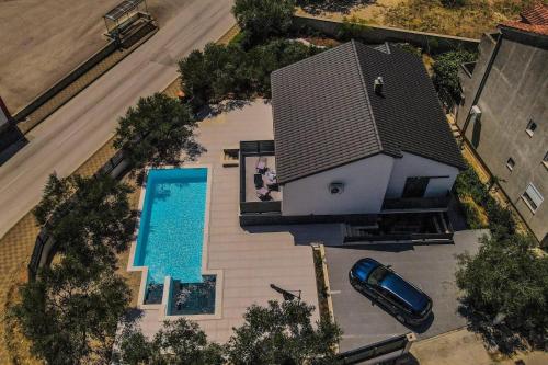 an overhead view of a house with a swimming pool at Kuća za odmor Laura in Biograd na Moru