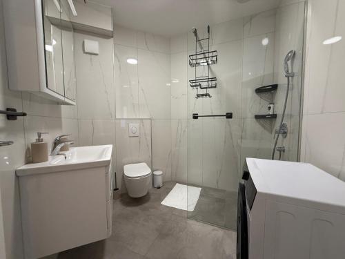 Koupelna v ubytování Lux Apartman Rafailovici