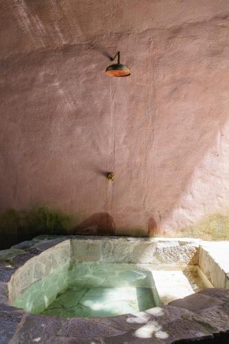 a small pool of water in the corner of a wall at Incrível Casa Colonial-Déco - Centro Histórico in Marechal Floriano