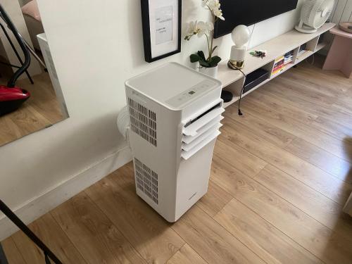 un ordinateur installé à même le sol dans une pièce dans l'établissement Le cocon perché entre l'Opéra et les Tuileries, à Paris