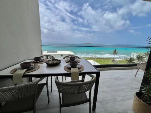 a dining room with a table and a view of the ocean at Almare Apartamentos nuevos in Gustavo Rojas Pinilla International