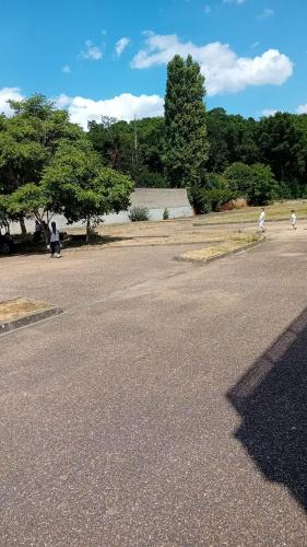 un groupe de personnes faisant du skateboard dans une rue dans l'établissement Appartement MontargisT2 Rabier Bel Appartement T2 Ducheness Rabier Montargis, à Montargis