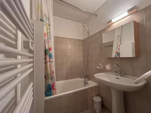 une salle de bain avec un lavabo et une baignoire et un lavabo dans l'établissement Appartement cosy 4/5 pers, centre Montgenèvre - FR-1-330D-72, à Montgenèvre