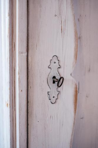 a door knob with a snowman painted on it at Penzion Na Červeném Potoce in Králíky