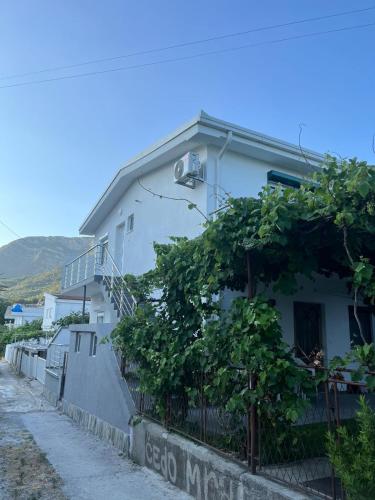 Το κτήριο όπου στεγάζεται  το διαμέρισμα