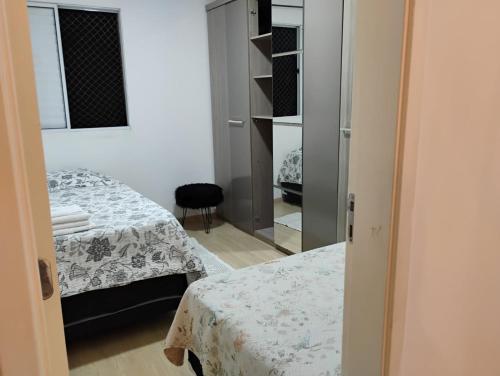Ένα ή περισσότερα κρεβάτια σε δωμάτιο στο Aconchegante e Familiar