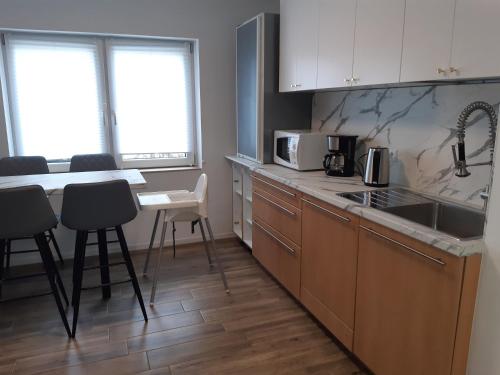 a kitchen with a sink and a counter top at Erdgeschoss 75 m2 Großer Parkplatz WLAN Terrasse 30 m2 Übernachtung Unterkunft in Talheim