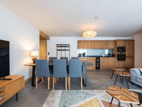 un salon avec une table et des chaises et une cuisine dans l'établissement Grand appart haut de gamme 8p, skis aux pieds, vue Mont Blanc, balcon, parking, linge inclus - FR-1-351-199, à La Plagne Tarentaise