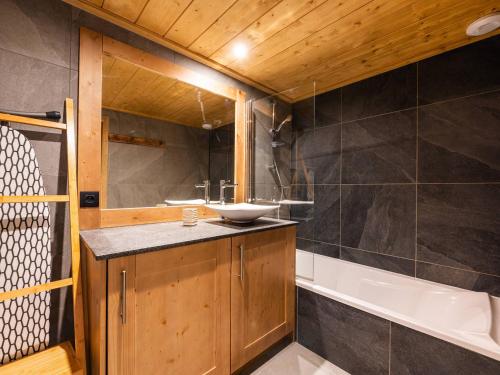 une salle de bain avec un lavabo et une baignoire dans l'établissement Grand appart haut de gamme 8p, skis aux pieds, vue Mont Blanc, balcon, parking, linge inclus - FR-1-351-199, à La Plagne Tarentaise
