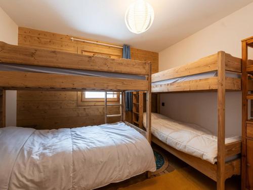 - une chambre avec 2 lits superposés dans une maison dans l'établissement Grand appart haut de gamme 8p, skis aux pieds, vue Mont Blanc, balcon, parking, linge inclus - FR-1-351-199, à La Plagne Tarentaise