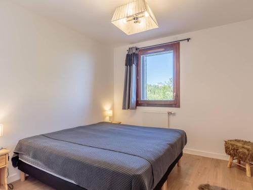 une chambre avec un lit et une fenêtre dans l'établissement Appartement 2 pièces avec balcon et garage à 100m des pistes - FR-1-351-215, à La Plagne Tarentaise