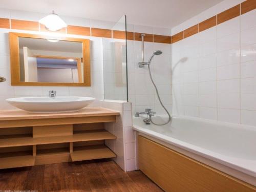 une salle de bain avec un lavabo, une douche et une baignoire dans l'établissement Confort 2 pièces avec piscine & animaux acceptés à Plagne 1800 - FR-1-351-228, à La Plagne Tarentaise