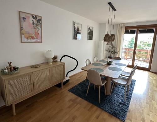 une salle à manger avec une table et des chaises dans une pièce dans l'établissement Ferienwohnung Earthloft, à Bad Kleinkirchheim