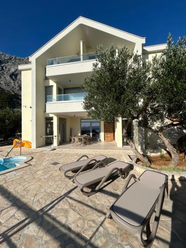 Panoramic Sea View Villa in Bast, near Baska Voda - Pool, Sports Court, BBQ & Starlink
