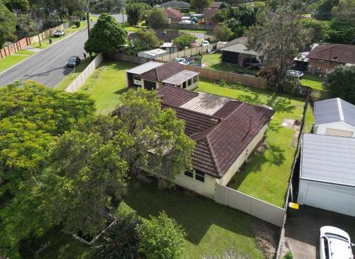 an overhead view of a house with a yard at Queen Bed Shared Bath, 5BR Home In Beenleigh For 2 Bedroom1 in Beenleigh