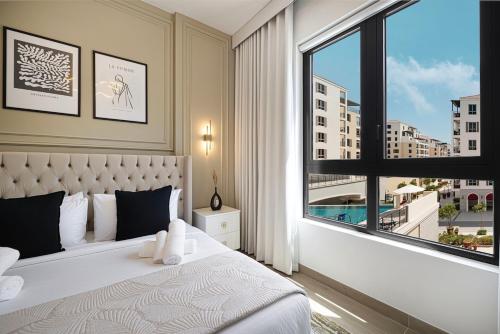 Una cama o camas en una habitación de Stylish Apartment - Private Beach - Port de La Mer