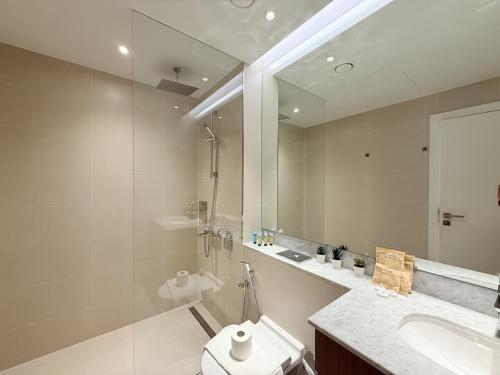 Un baño de Stylish Apartment - Private Beach - Port de La Mer