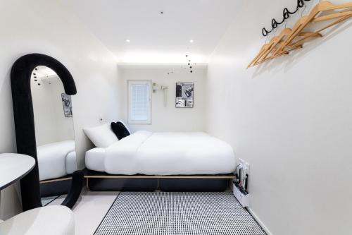 Ένα ή περισσότερα κρεβάτια σε δωμάτιο στο Slowon Hostel 슬로우온 호스텔 홍대