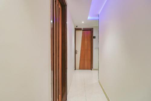 pasillo con espejo y puerta en Capital O Western Galaxy, en Amritsar