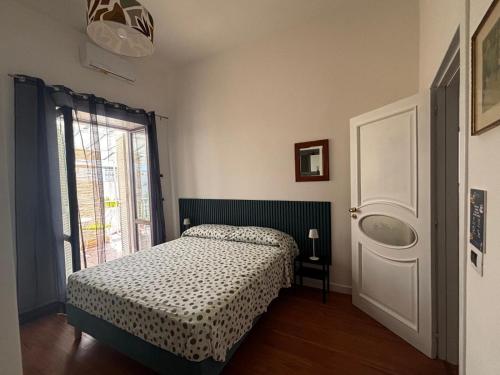 Guest House Emma في Boscotrecase: غرفة نوم بسرير ومغسلة ونافذة