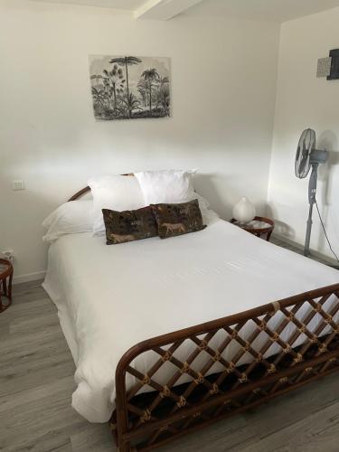 a bed with white sheets and pillows in a room at Pandrignes, appartement F2 in Pandrignes