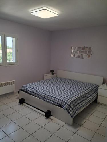une chambre avec un lit dans le coin d'une pièce dans l'établissement Chez Kristina, à Entraigues-sur-la-Sorgue
