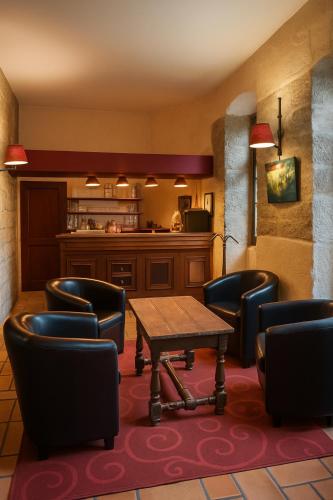a waiting room with a table and chairs at Château De La Caze Piscine & Spa - Ste Enimie in Sainte-Énimie