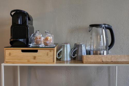 Set per la preparazione di tè e caffè presso Short Time Suites Draguignan 4e Horizon