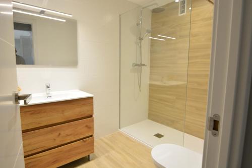 une salle de bain avec une douche avec des toilettes et un lavabo dans l'établissement Saval Cala Font, à Salou