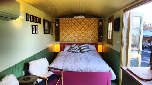 a bedroom with a bed in a room at Tiny House at Villa Ariola in Irola