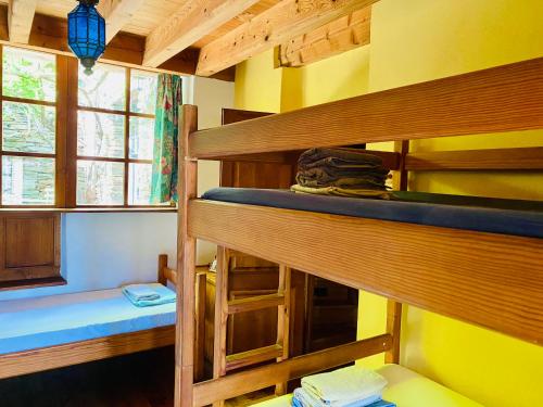 a room with two bunk beds in a cabin at Le Refuge de Castagnols in Vialas