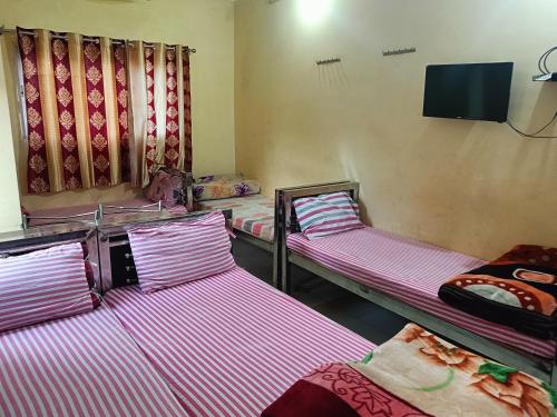 Postel nebo postele na pokoji v ubytování Ma manasha lodge