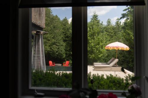 Ein Garten an der Unterkunft Cozy Private Suite with Year-Round Hot Tub