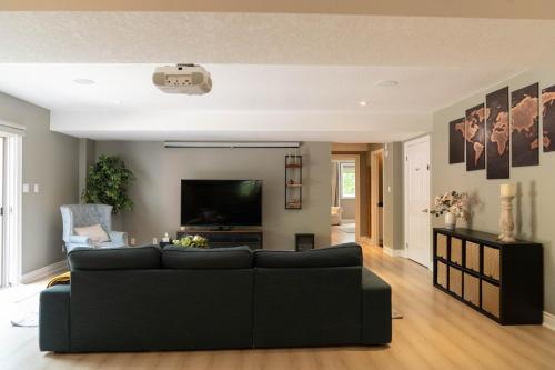 TV/Unterhaltungsangebot in der Unterkunft Cozy Private Suite with Year-Round Hot Tub