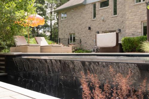 Ein Garten an der Unterkunft Cozy Private Suite with Year-Round Hot Tub