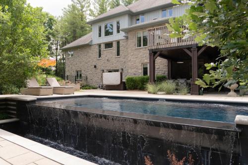 einen Pool im Hinterhof eines Hauses in der Unterkunft Cozy Private Suite with Year-Round Hot Tub in Elora