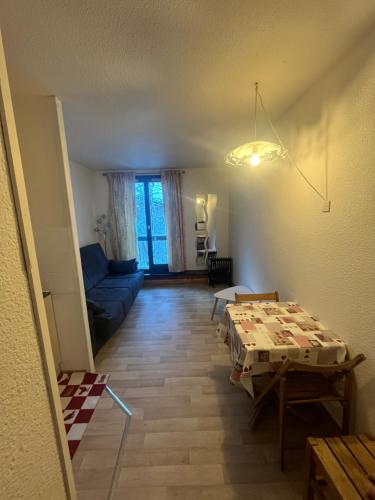 un salon avec un canapé bleu et une table dans l'établissement Aiguille 2, à Chamonix-Mont-Blanc