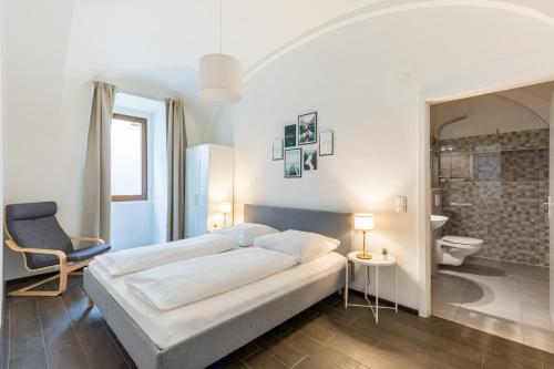 une chambre blanche avec un lit et une salle de bain dans l'établissement Free Parking I 500 Mbit Wifi I Kingsize Bed, à Vienne